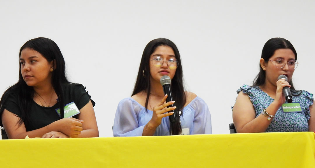Estudiantes intercambiando ideas sobre las estrategias de enseñanza