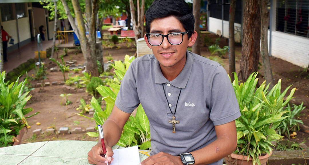 Desde niño soñó con aprender inglés, y ahora ya está preparado para enseñarlo a los niños en las escuelas