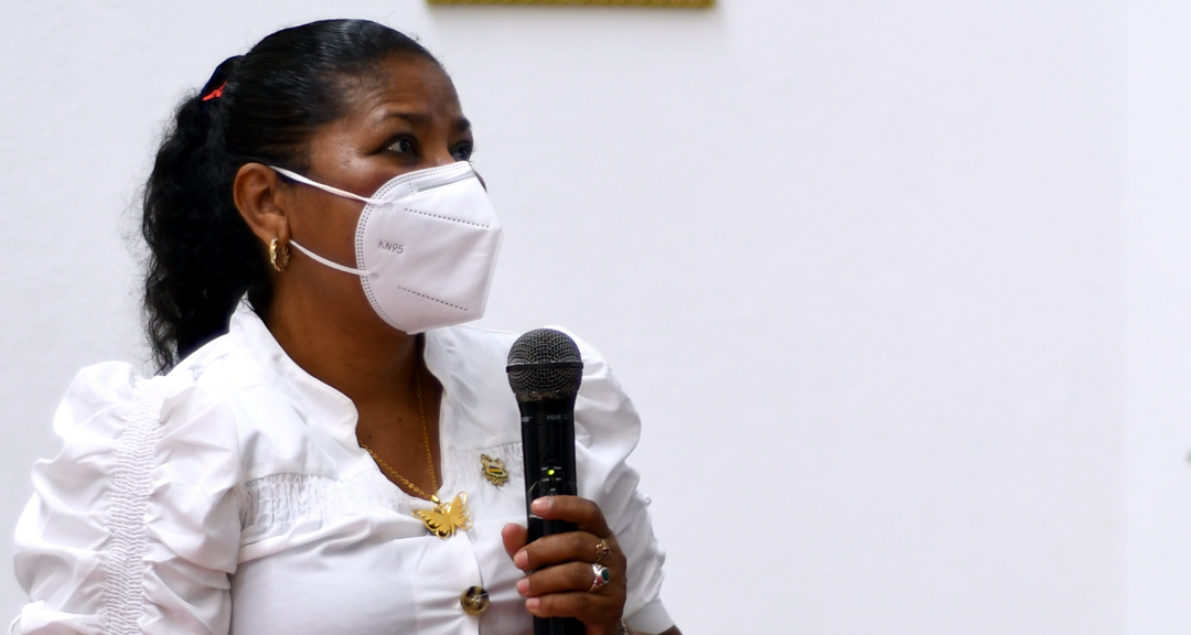 Serafina Espinoza Blanco durante su exposición