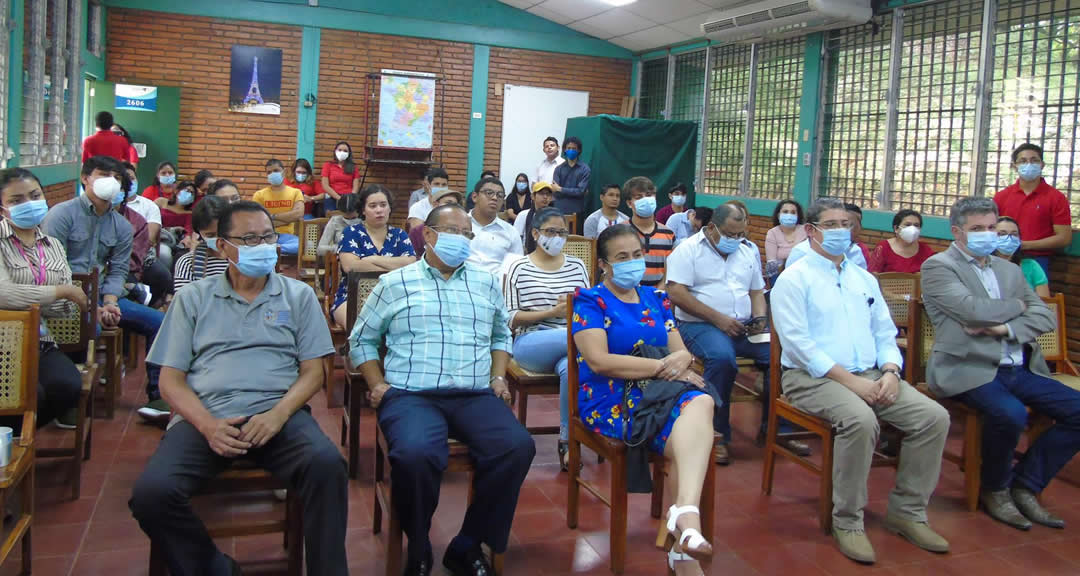 Acto de premiación cuenta con la presencia de autoridades de Facultad.