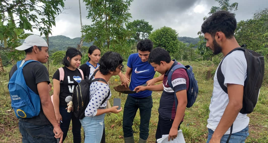 Estudiantes de UNICAM en trabajo de campo