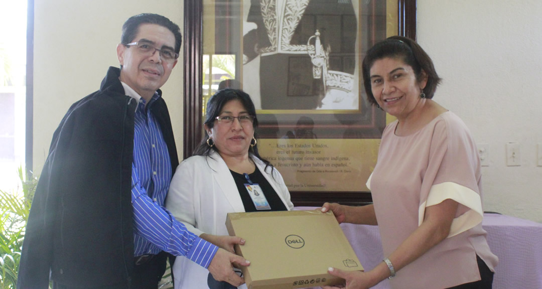 Maestra Sonia Orozco entrega computadoras portátiles a los maestros Julio César Abaunza y Nubia Barreda, Decanos de las FAREM Chontales y Estelí, respectivamente. 