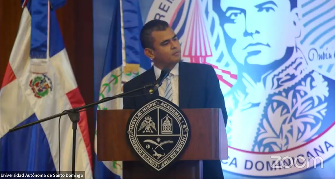 Maestro Miguel Gutiérrez, secretario adjunto de asuntos estudiantiles del CSUCA brindó una reseña histórica del premio 