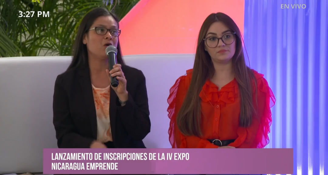 De izq. a der. maestra Dayra Blandón y Frania Peralta.