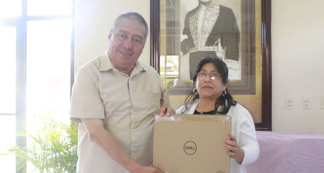 Maestra Sonia Orozco, entrega computadoras portátiles al MSc. Raúl Arévalo, Decano de la FAREM-Carazo.