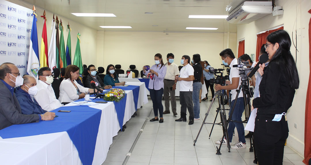 Autoridades universitarias y medios de comunicación durante la conferencia de prensa.