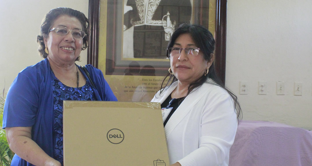 Maestra Sonia Orozco entrega computadoras portátiles a la MSc. Martha González, Decana de la FAREM-Matagalpa. 