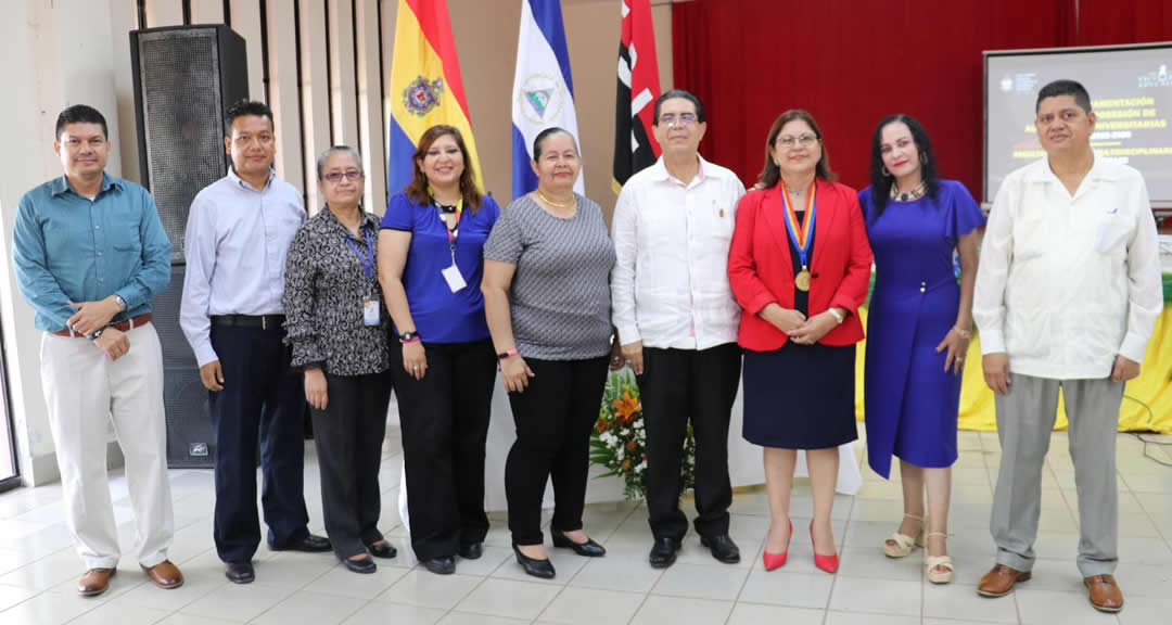 Autoridades del Consejo de Facultad de la FAREM-Chontales junto a la maestra Ramona Rodríguez, rectora de la UNAN-Managua