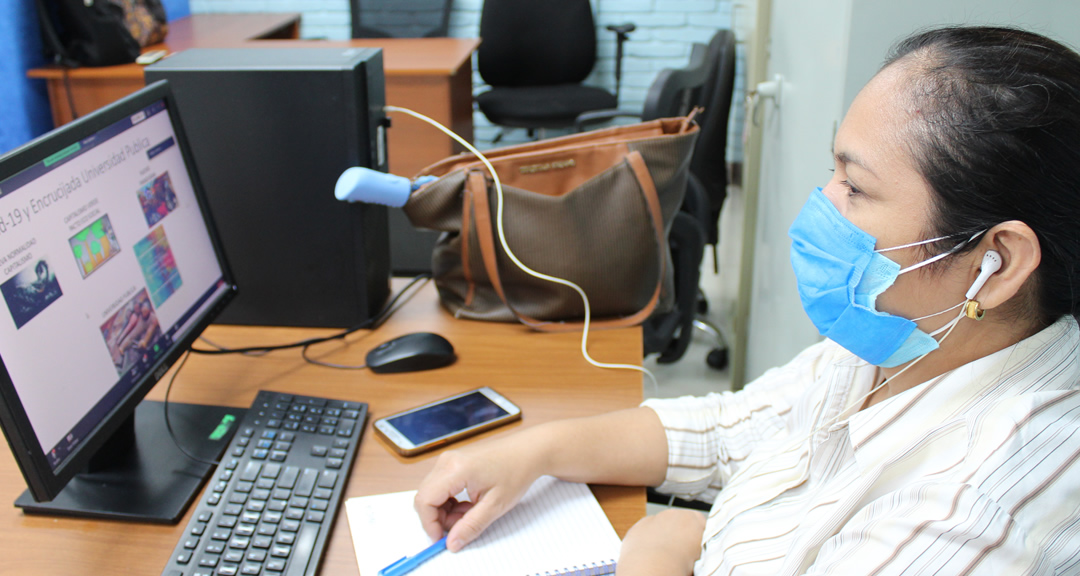 La maestra Elizabeth Castillo, ejecutiva de Extensión Universitaria durante el webinario.