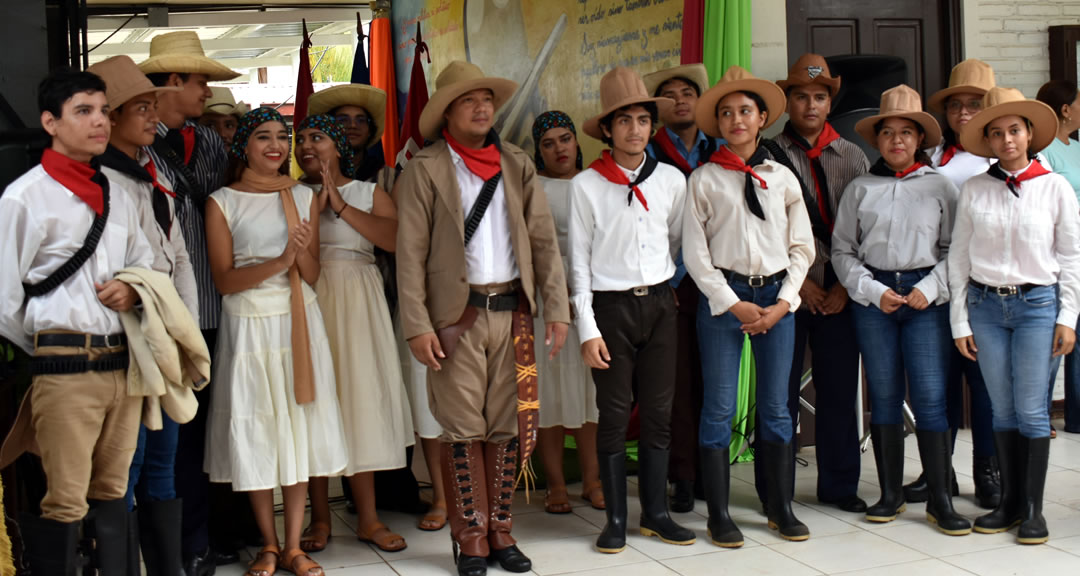 Con revista cultural y ofrenda floral UNAN-Managua conmemora natalicio del General Sandino