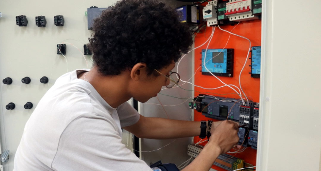Estudiantes de Electrónica instalan paneles electrónicos como parte de sus prácticas
