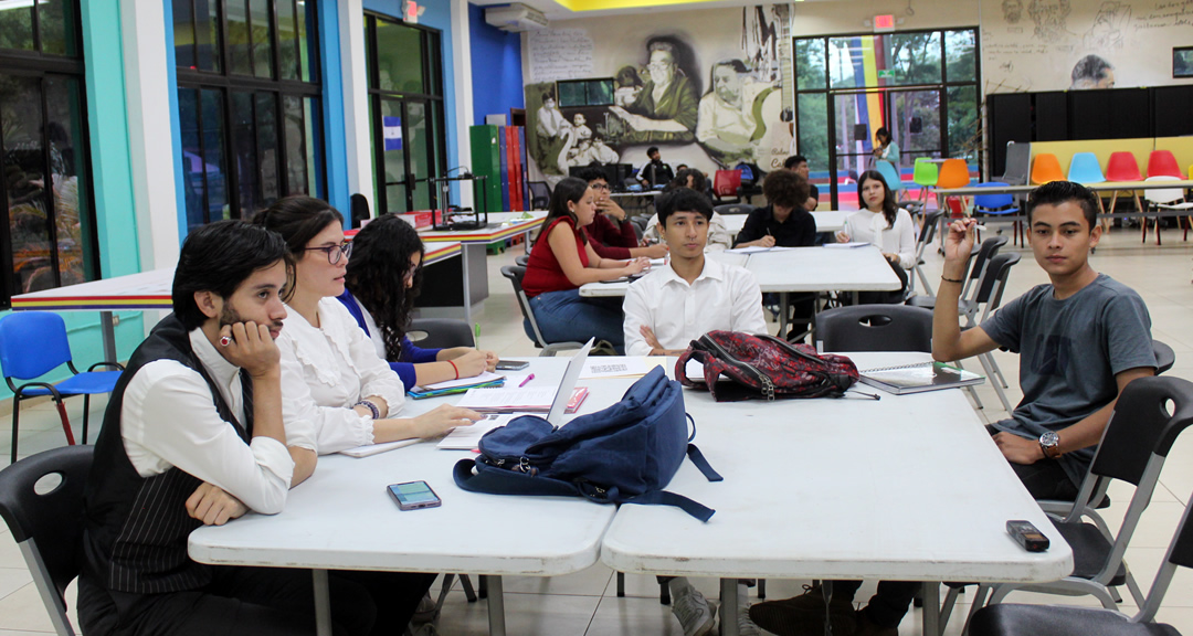 Estudiantes se capacitan en el manejo de la metodología pensamiento de diseño