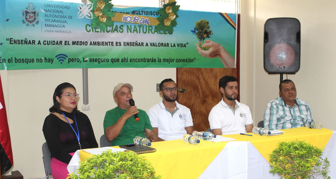 Debaten sobre el rol de la persona, la fami-lia y la comunidad en el medio ambiente