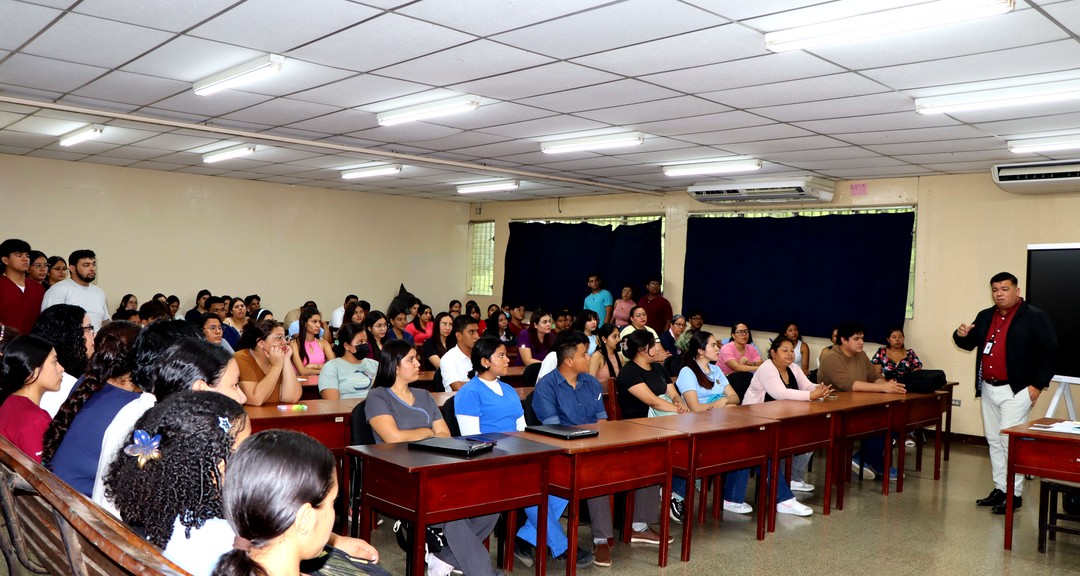 Comunidad universitaria reflexiona sobre el legado de los comandantes Tomás y Fidel