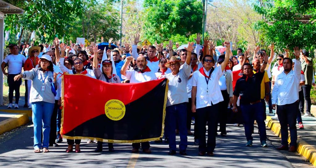 Comunidad universitaria celebra con alegría los 46 años de la Gran Cruzada Nacional de Alfabetización