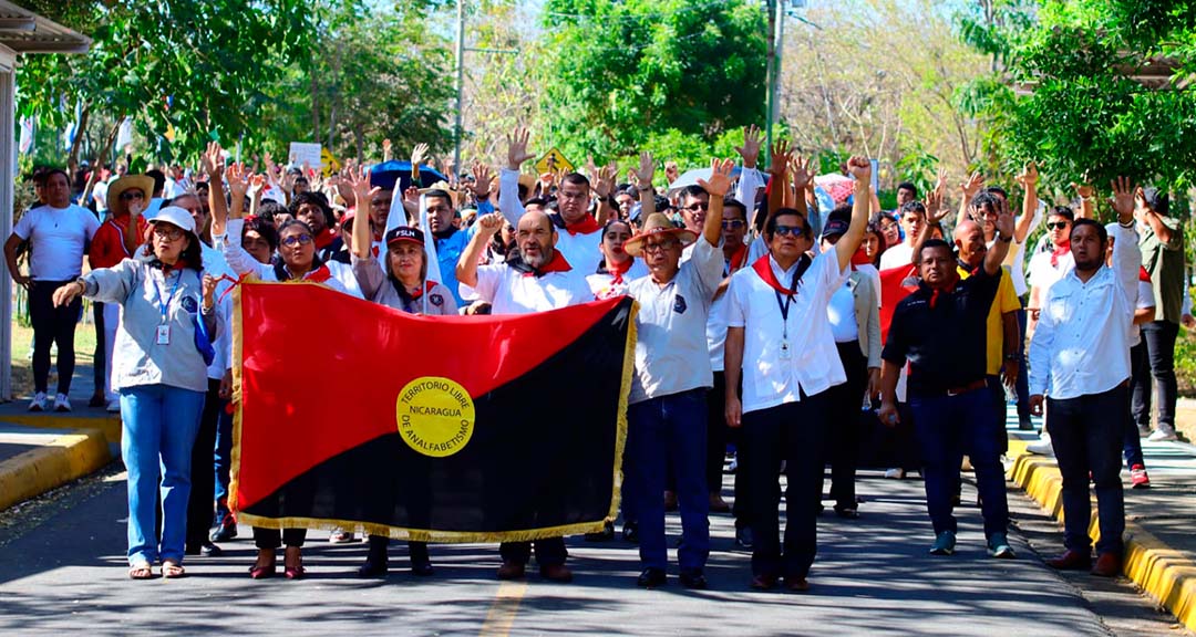 Comunidad universitaria celebra con alegría los 46 años de la Gran Cruzada Nacional de Alfabetización