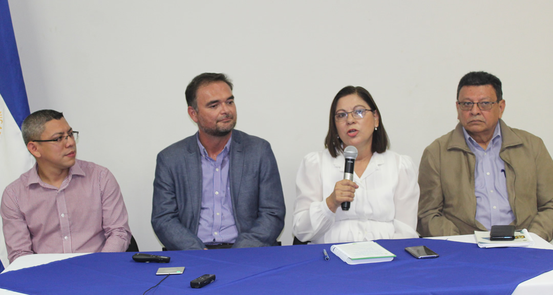 Académicos participan en conversatorio sobre el tema de Evaluación y Acreditación