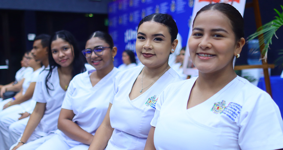 Enfermeras y Enfermeros celebran su día mediante simposio