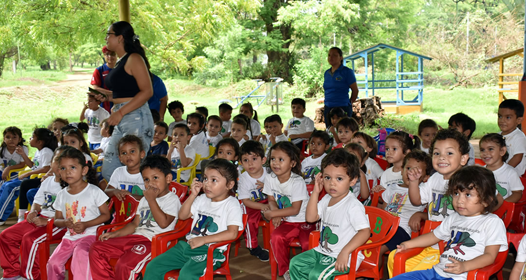 Estudiantes de Biología fomentan el cuido medioambiental con niños del Preescolar Arlen Siu