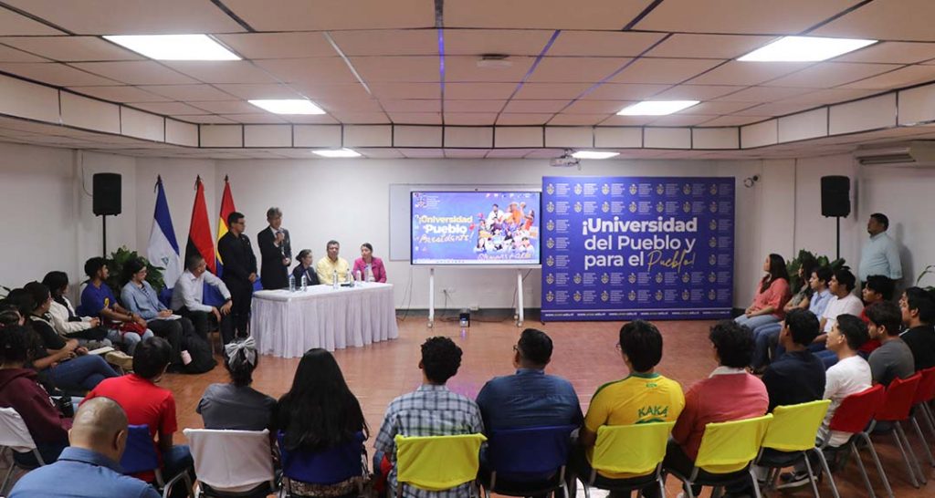 Jóvenes universitarios conocen oportunidades de becas para optar a estudios de pregrado y posgrado en Japón