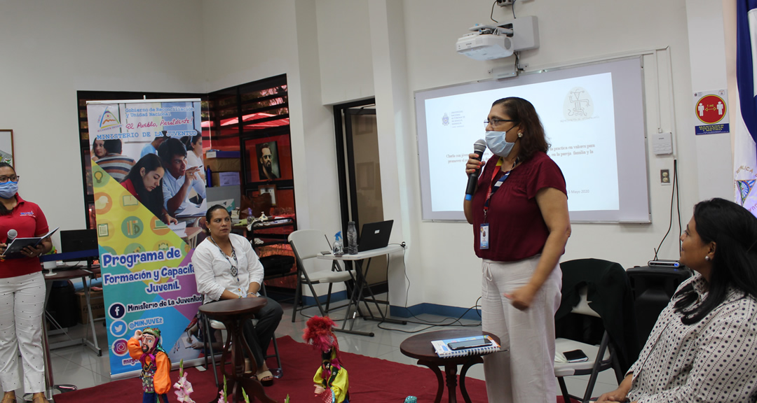 Universitarios conversan sobre derechos humanos