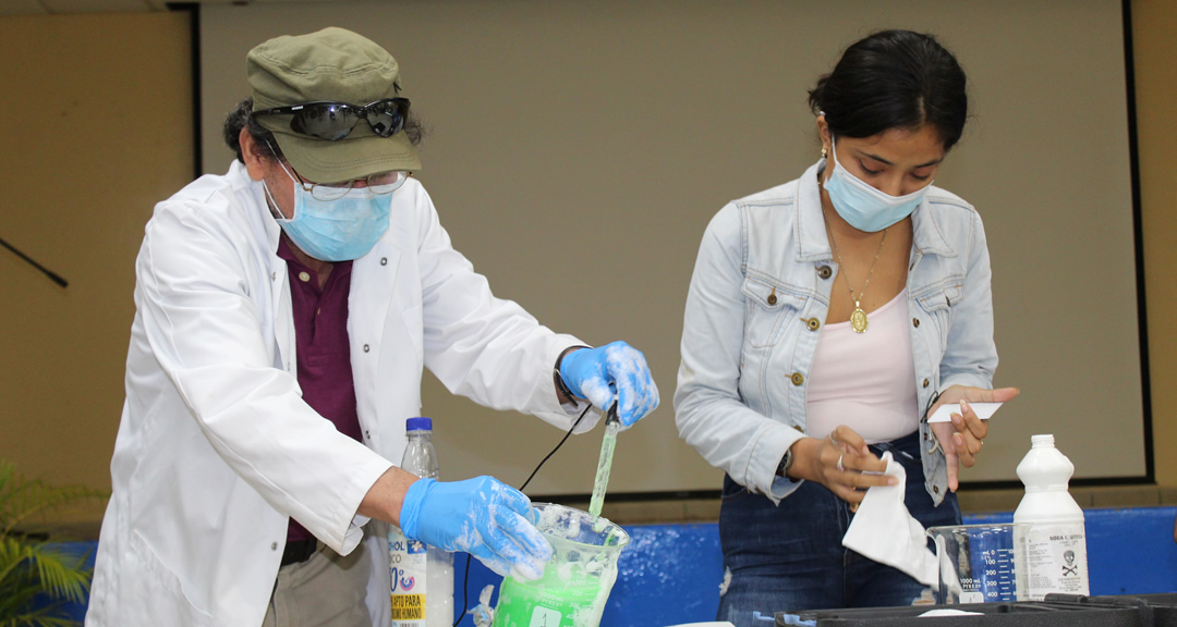 Universitarios participan en taller demostrativo para la elaboración de jabón líquido