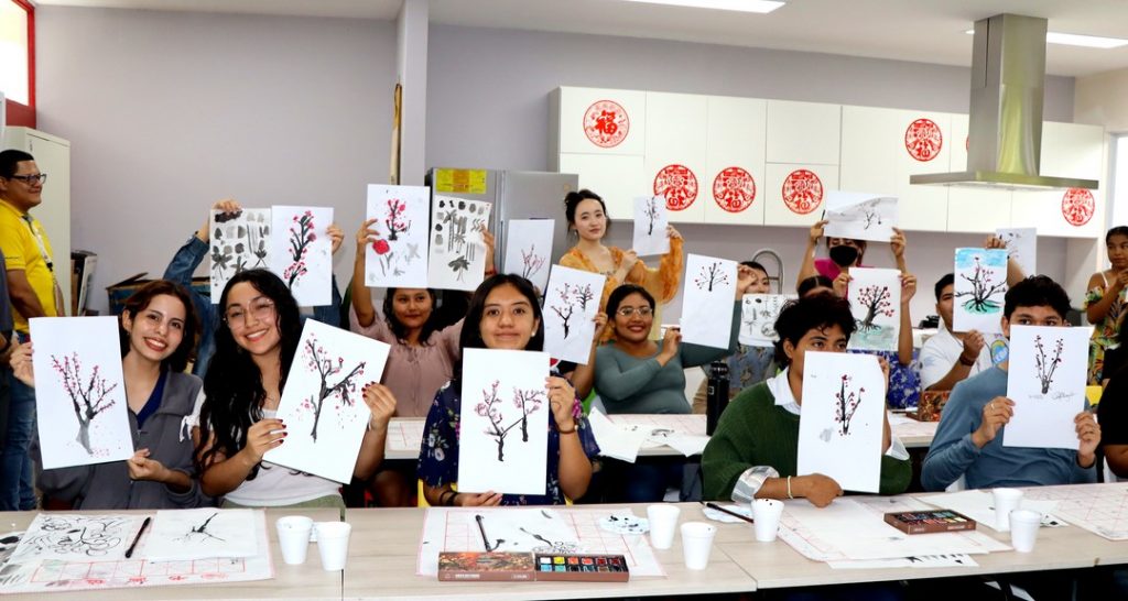 Estudiantes del Instituto Confucio fortalecen habilidades en pintura tradicional china