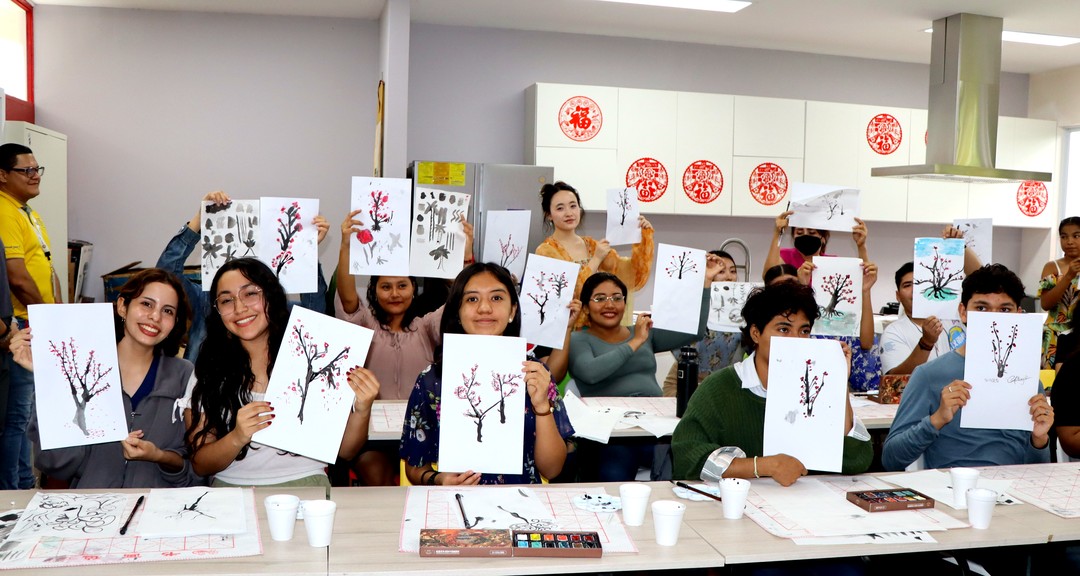 Estudiantes del Instituto Confucio fortalecen habilidades en pintura tradicional china
