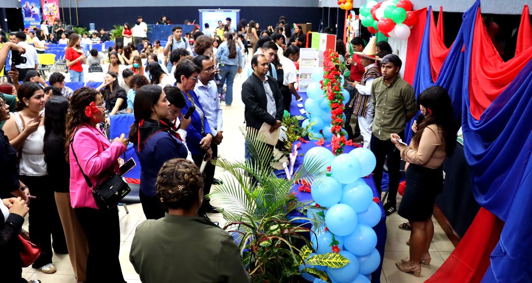 Universitarios exponen y reflexionan sobre las revoluciones de nuestros pueblos