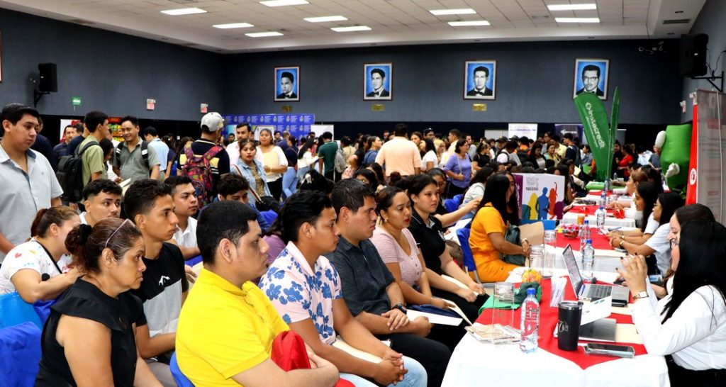 Juventud universitaria participa en la en la Feria de Empleabilidad «Trabajo y Paz»