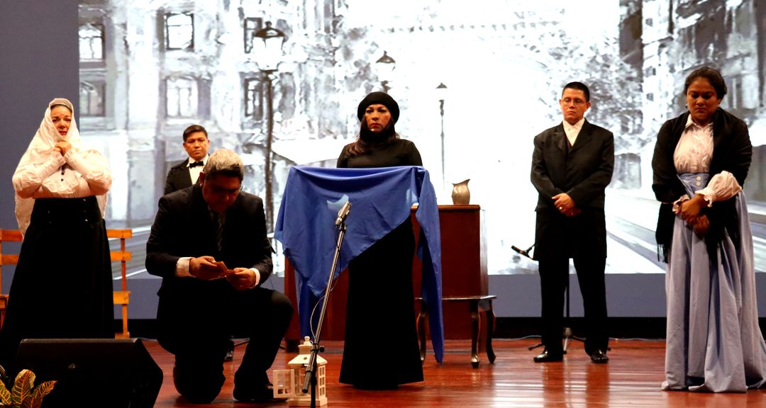 Comunidad universitaria disfruta la puesta en escena de la obra teatral El Pájaro Azul