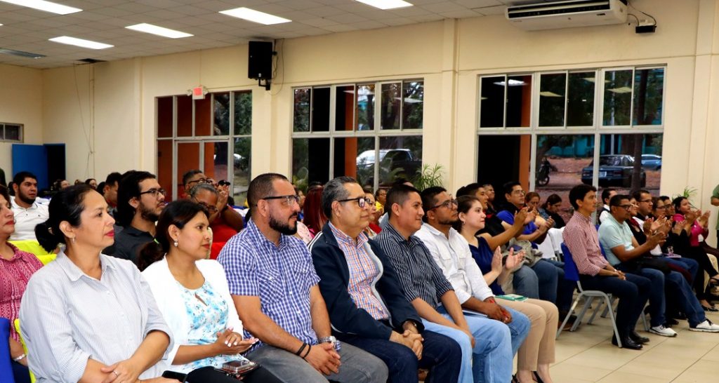 Trabajadores universitarios participan en conferencia sobre el rol de la contaduría pública