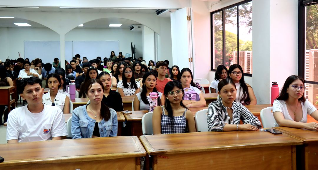 Estudiantes de Ciencias Económicas comparten experiencias sobre márquetin digital