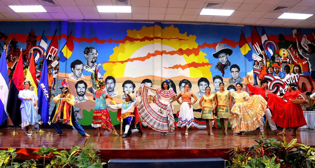 Universitarios celebran Día del Huipil con desfile de trajes típicos