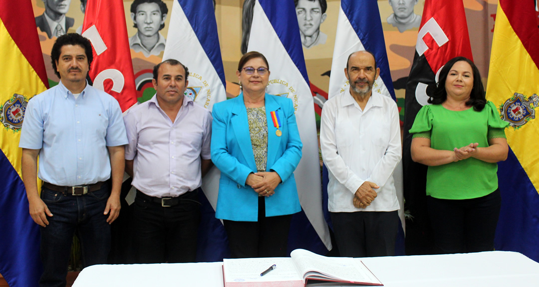 Directores de la FAREM-Estelí junto a la rectora y el vicerrector general.