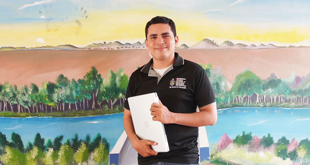 Luis David, el joven que nació entre computadoras y ahora es apasionado estudiante de Ingeniería en Sistemas