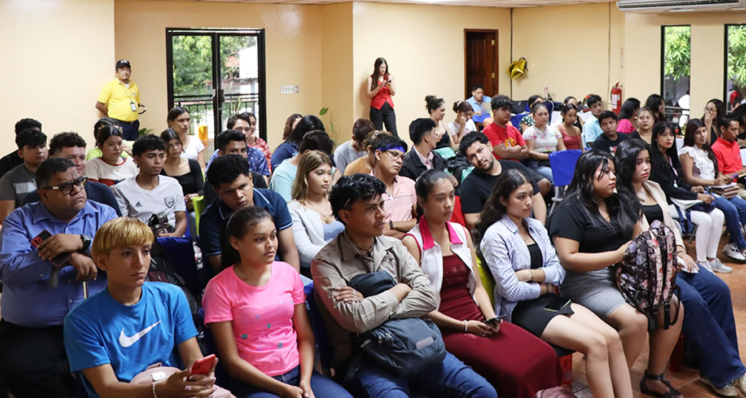 Estudiantes universitarios se capacitan en redacción creativa y comunicacional