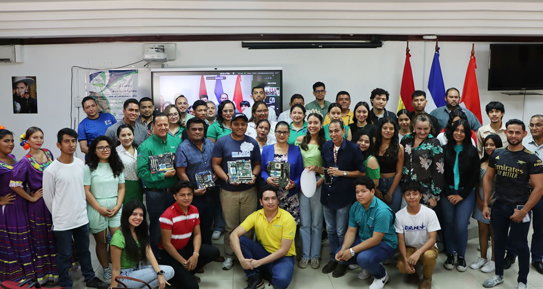 Universitarios se unen a jornada de reciclaje de aparatos eléctricos y electrónicos