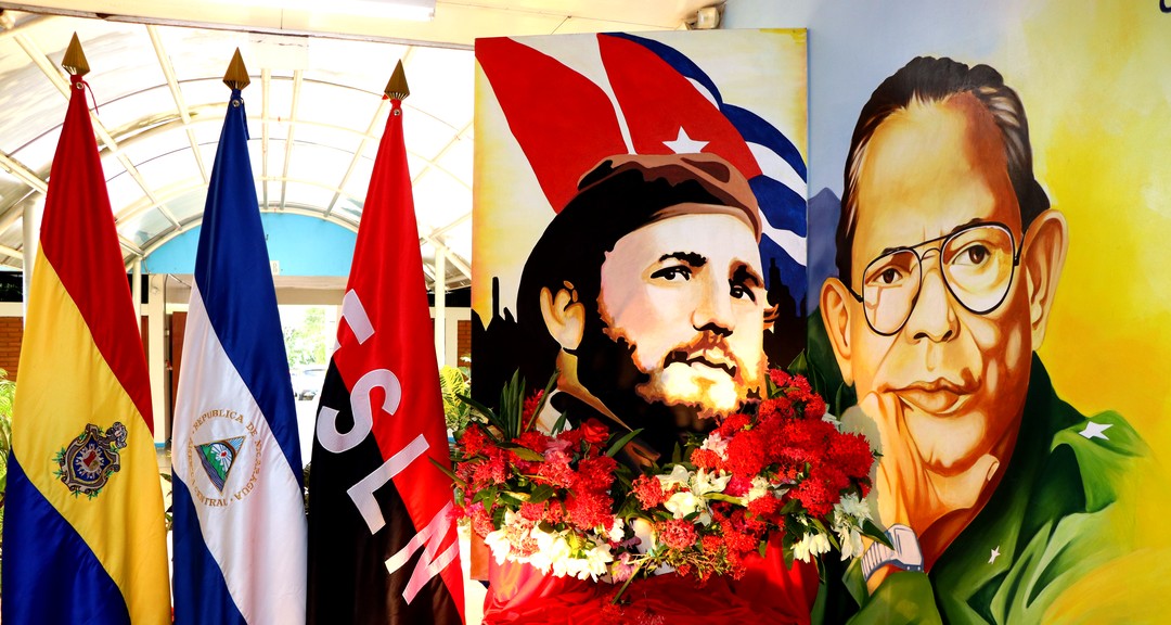 Con ofrendas florales y cantata, UNAN-Managua rinde homenaje a los comandantes Fidel y Tomás