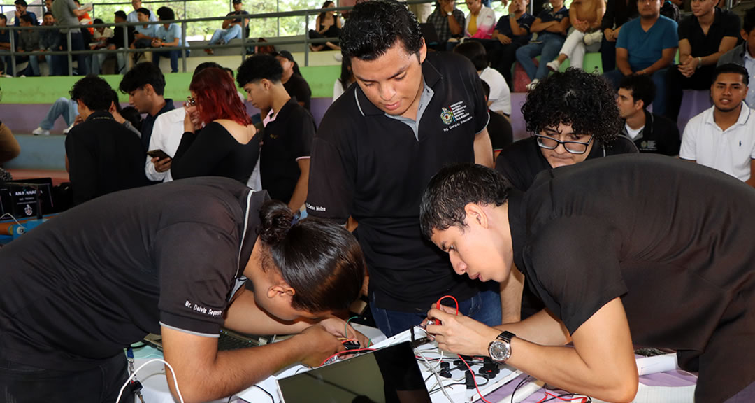Estudiantes muestran su talento creativo en Competencia de Robótica y Feria Tecnológica