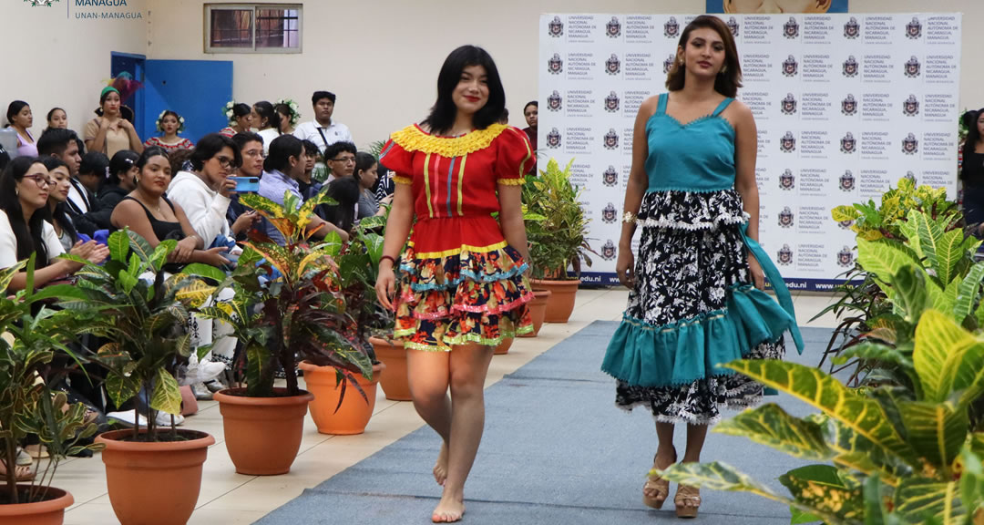 Estudiantes protagonizan pasarela de trajes tradicionales