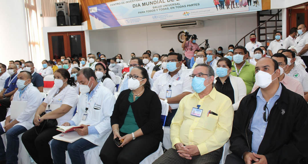 Estudiantes y docentes del Diplomado participan del acto inaugural.