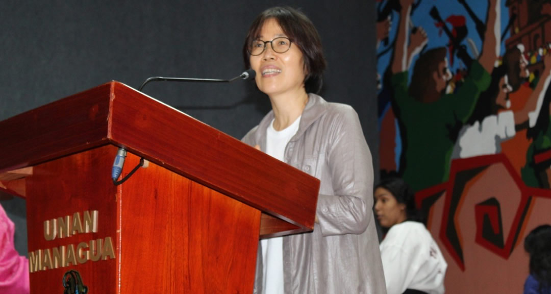 Maestra Rebeca Boksoon Kim, facilitadora de los cursos, brinda palabras de clausura.