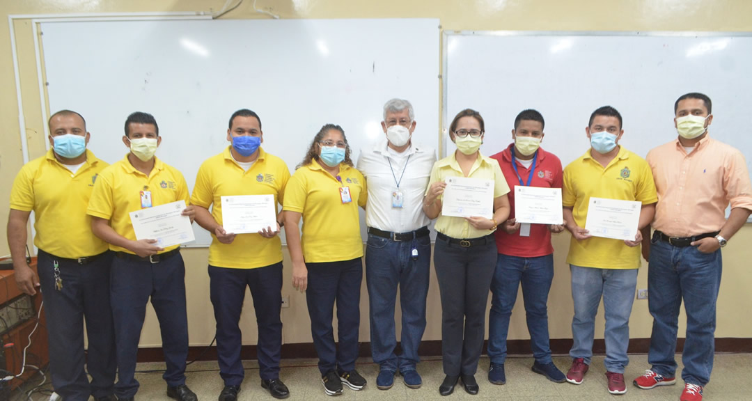 Administrativos de Ciencias Médicas se gradúan de asistentes dentales