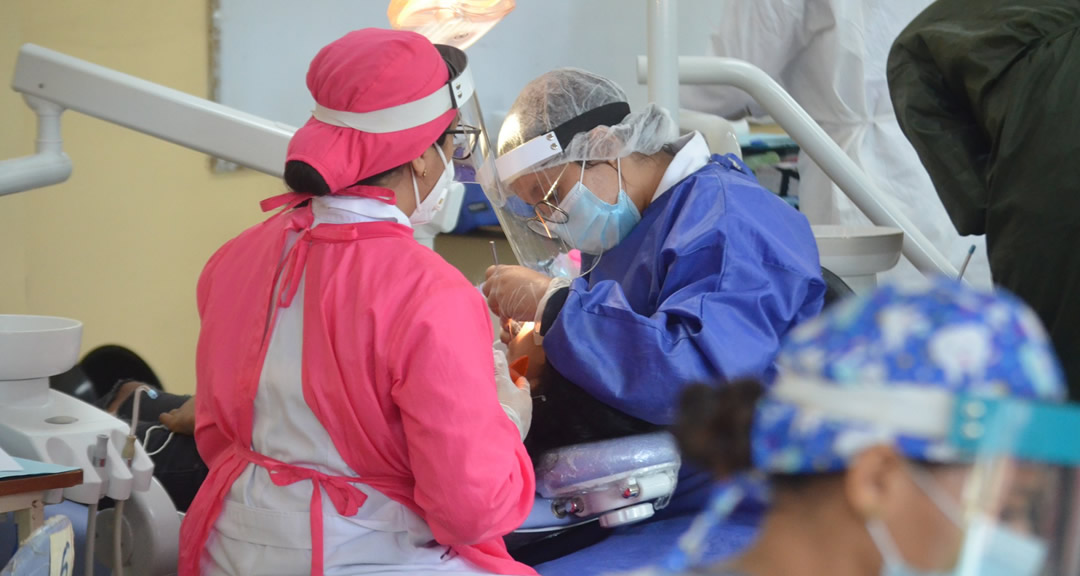 Odontólogos realizan feria de restauración dental