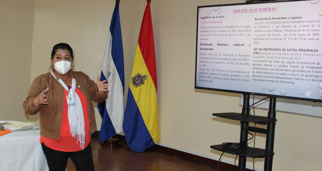 Lic. Sarita Carmona Noguera, Responsable del Archivo Central de la UNAN-Managua durante el taller.