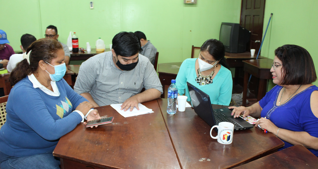 Docentes del Departamento de Español durante el taller.