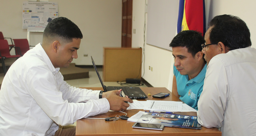 Estudiantes de la UNAN-Managua seleccionados para formar parte del Proyecto INICIA junto a autoridades universitarias