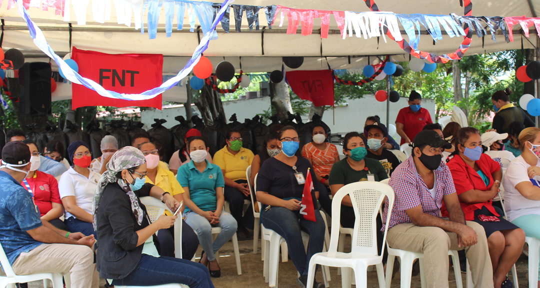 Parte de la comunidad universitaria celebrando el Día de la Alegría Nacional.