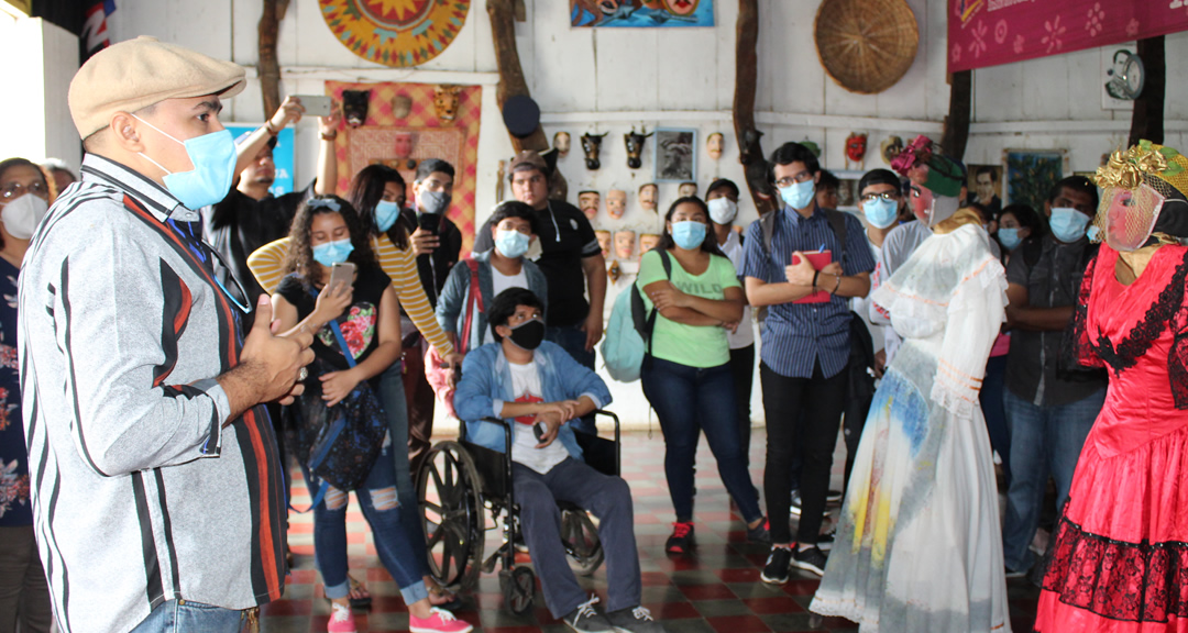 Estudiantes en el Museo Comunitario y Etnográfico Insurrección de Monimbó en Masaya